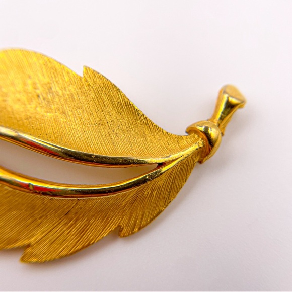 Vintage JJ Jonette Signed Textured Dark Gold Tone Leaf Pin Brooch. 1”x2.125” - Picture 4 of 7